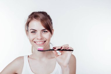 Diş fırçası beyaz diş hekimi olan bir kız.