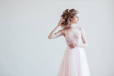 ihale gelini düğünden önce bir beyaz odada