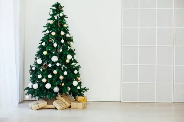 Albero di Natale con decorazioni regali festivi dell'interno del nuovo anno — Foto Stock