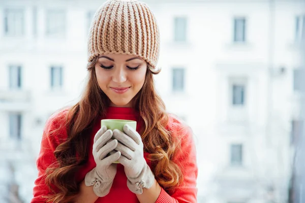The girl in the hat froze and drinking hot tea — Stock Photo, Image