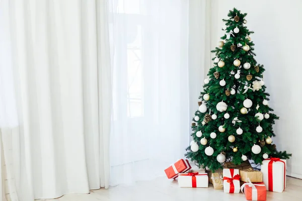 Julinredning inredning i huset julgran med gåvor för det nya året som bakgrund — Stockfoto