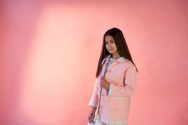 Retrato de uma bela menina da moda em roupas brancas rosa — Fotografia de Stock