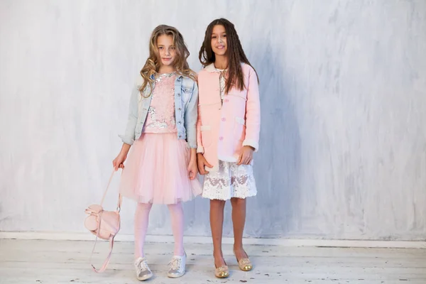 Ritratto di due belle ragazze alla moda in abiti rosa bianchi — Foto Stock