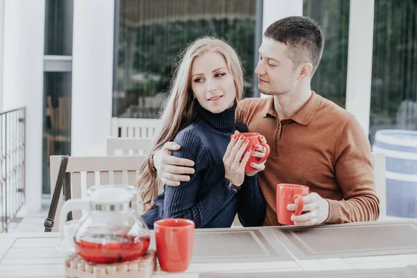 Husband and wife on holiday drink hot chocolate coffee tea — Stock Photo, Image