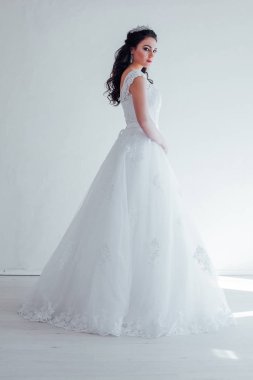 Beyaz elbiseli prenses, gelin.