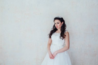 Gelin beyaz gelinlik içinde bir oda düğününde