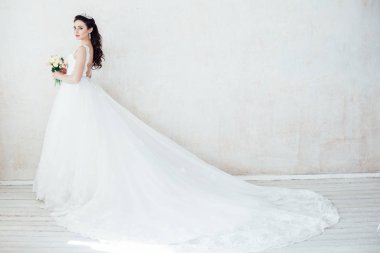 Gelin Prenses, gelinlik beyaz.