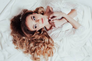 Gelinlik giymiş gelin yatıyordu.