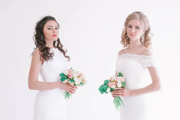 Dos novia de boda con ramo de boda blanco — Foto de Stock