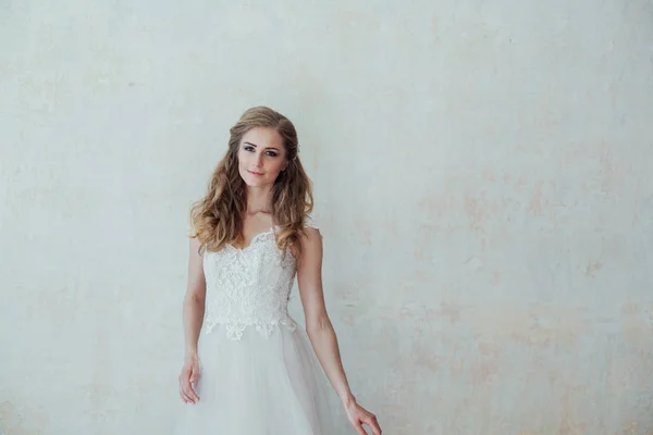 Güzel gelin düğün saç ve elbise poz — Stok fotoğraf