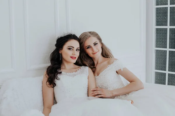 Dos novias en boda boda rubia morena novia —  Fotos de Stock