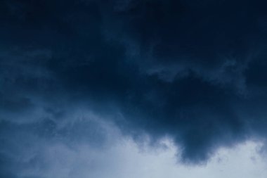 koyu gri bulutlar yağmur önce kötü hava