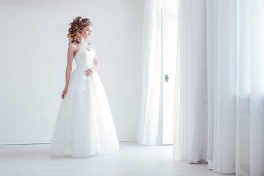 Beyaz elbiseli gelin, beyaz düğünden önce.