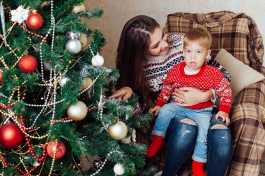 Anne oğlu ile yeni yıl hediyeleri Noel ağacı süslemeleri