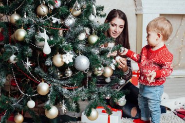 Anne küçük çocuk Noel dekor hediyeler Noel ağacı ile