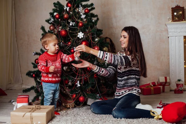 Мама с сыном украшают елку на Новый год Подарки Рождество — стоковое фото