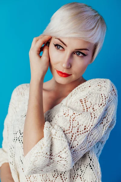 Porträtt av blondin med kort hår på en blå bakgrund — Stockfoto