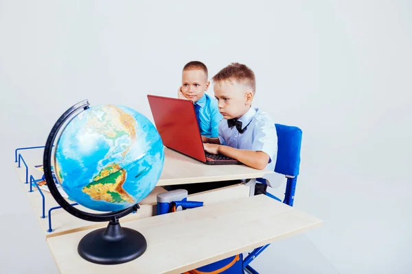 Dois rapazes sentam-se na escola de informática — Fotografia de Stock