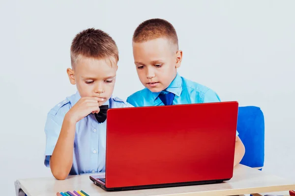 学校でのコンピューターの 2 人の少年を研究します。 — ストック写真