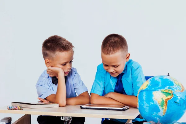 Os dois meninos estão olhando para Internet Tablet escola — Fotografia de Stock