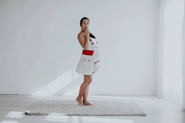 Zwangere vrouw die zich voordeed in een witte kamer — Stockfoto