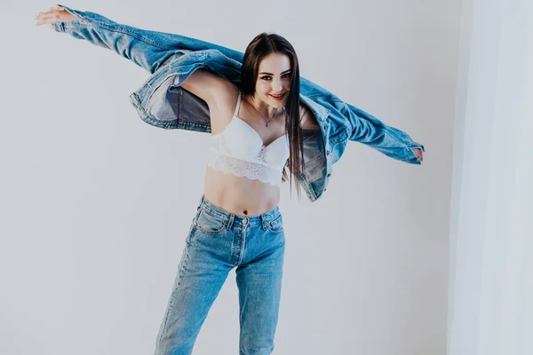 Bella ragazza in jeans vestiti stile moda — Foto Stock