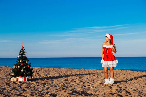 Девушка Christmasat курорт на юге у моря — стоковое фото