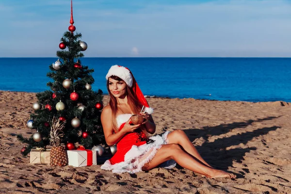 Κορίτσι Χριστουγεννιάτικο δέντρο στο Νότο στην παραλία — Φωτογραφία Αρχείου