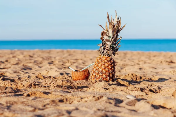 Κοκτέιλ ανανά καρύδας στην άμμο Ocean Beach — Φωτογραφία Αρχείου