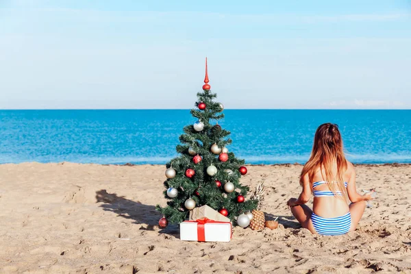 Dziewczyna na Boże Narodzenie wakacje w kurorcie na plaży — Zdjęcie stockowe