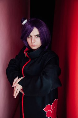 Mor saçlı güzel kadın anime Cosplayer Japonya