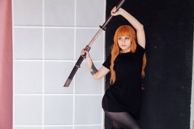 Japon kılıçlı kızıl saçlı güzel kadın anime Cosplayer.