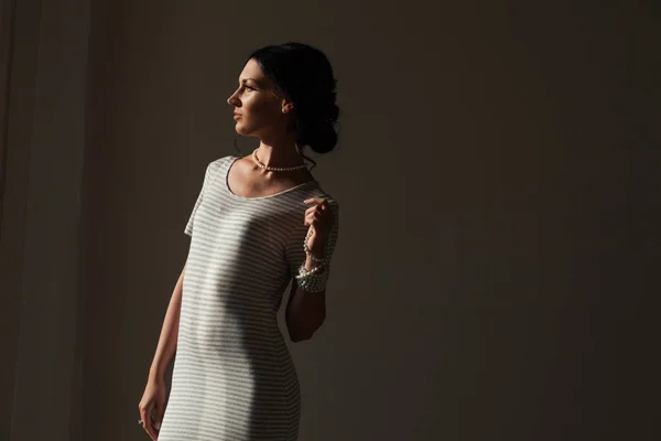 Портрет красивої модної брюнетки в сірій сукні — стокове фото
