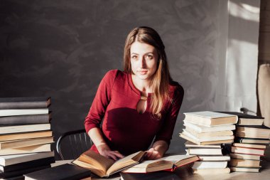 gönüllülük a kitap kütüphanede kız sınava hazırlanıyor