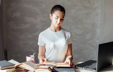 kız kitap inşaat bilgisayar okuma sınavı için hazırlanıyor