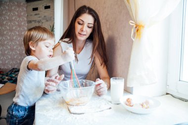 Anne ve oğlunun mutfakta pasta hazırlamak
