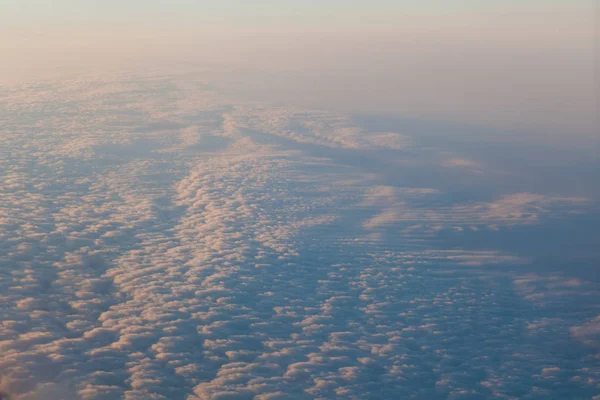 Wolken bij zonsondergang vanuit het vliegtuig in de lucht-landschap — Stockfoto