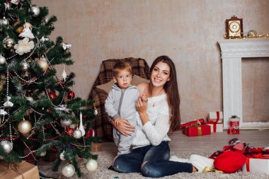 Anne ve küçük çocuğa hediye 1 ile Noel ağacı