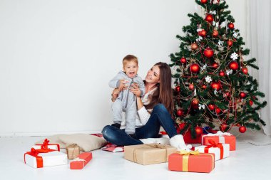 Anne ve oğlu Noel ve yeni yıl hediyeleri açmak