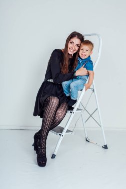 Anne ve oğlunun merdiven merdiven üzerinde