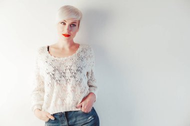 sarışın kısa saçlı beyaz duvara poz