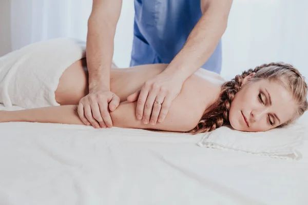 Mooi meisje maken massage handen in Spa — Stockfoto