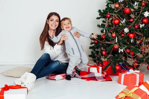 Мама и маленький мальчик на елке с подарками 1 — стоковое фото