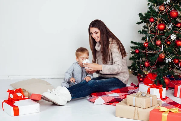 Mor och son nyår julklappar — Stockfoto