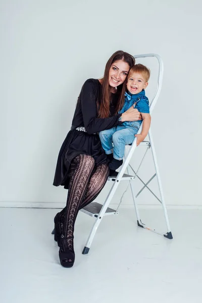 어머니와 젊은 아들 계단 발판 사 닥 다리에 — 스톡 사진