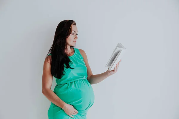 Těhotná žena čte knihu před porodem — Stock fotografie