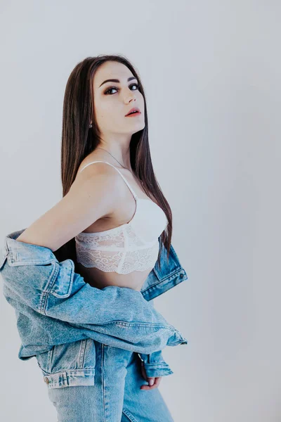 Menina bonita em jeans estilo de moda roupas — Fotografia de Stock