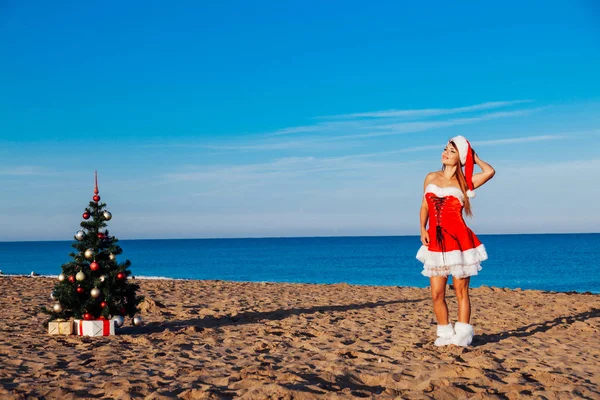 Ano novo árvore de Natal Beach Resort Sea girl — Fotografia de Stock