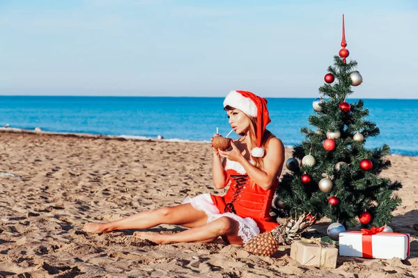 남쪽 해변에 사는 소녀 크리스마스 트리 — 스톡 사진