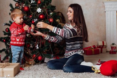 Anne oğlu ile yeni yıl hediyeleri Noel ağacı süslemeleri